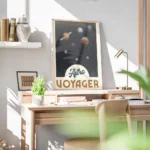 affiche astro voyager avec systeme solaire planetes en orbite et typographie ast bureau.webp