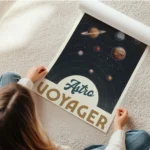affiche astro voyager avec systeme solaire planetes en orbite et typographie ast en rouleau.webp