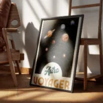 affiche astro voyager avec systeme solaire planetes en orbite et typographie ast encadre.webp