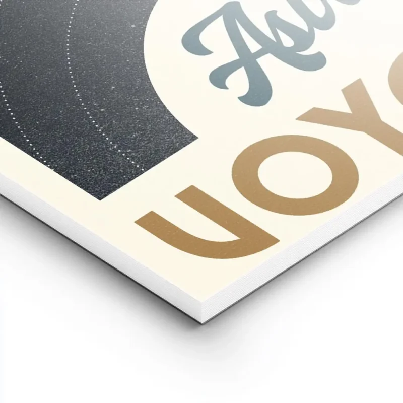 affiche astro voyager avec systeme solaire planetes en orbite et typographie ast lightpanel.webp