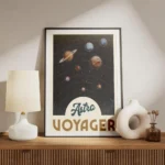 affiche astro voyager avec systeme solaire planetes en orbite et typographie ast meuble.webp
