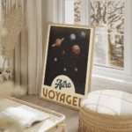 affiche astro voyager avec systeme solaire planetes en orbite et typographie ast salon beige.webp