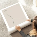 affiche astrologique cancer beige avec illustration de la constellation et typog au sol.webp