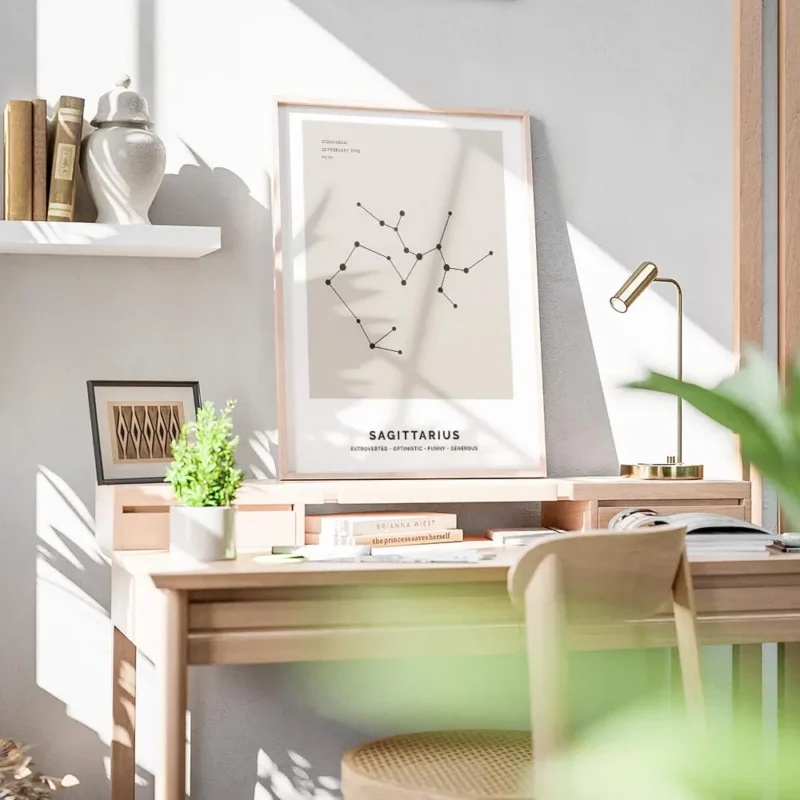 affiche astrologique du sagittaire avec une constellation noire et texte sur fon bureau.webp