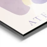 affiche atelier art no2 avec des formes graphiques en jaune et violet et du text aluminium.webp