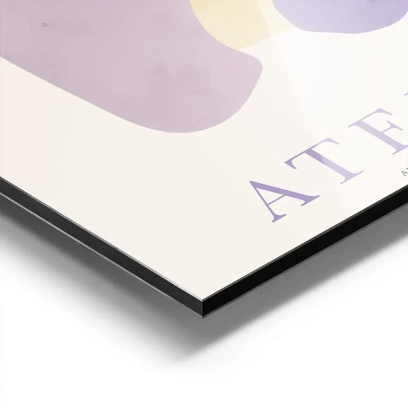 affiche atelier art no2 avec des formes graphiques en jaune et violet et du text aluminium.webp