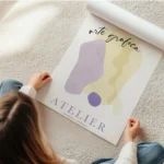 affiche atelier art no2 avec des formes graphiques en jaune et violet et du text en rouleau.webp