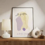 affiche atelier art no2 avec des formes graphiques en jaune et violet et du text meuble.webp