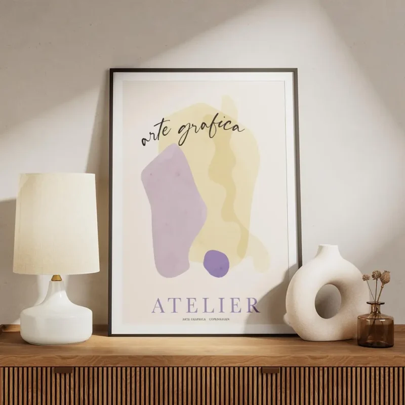 affiche atelier art no2 avec des formes graphiques en jaune et violet et du text meuble.webp