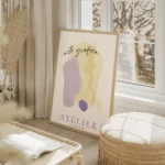 affiche atelier art no2 avec des formes graphiques en jaune et violet et du text salon beige.webp