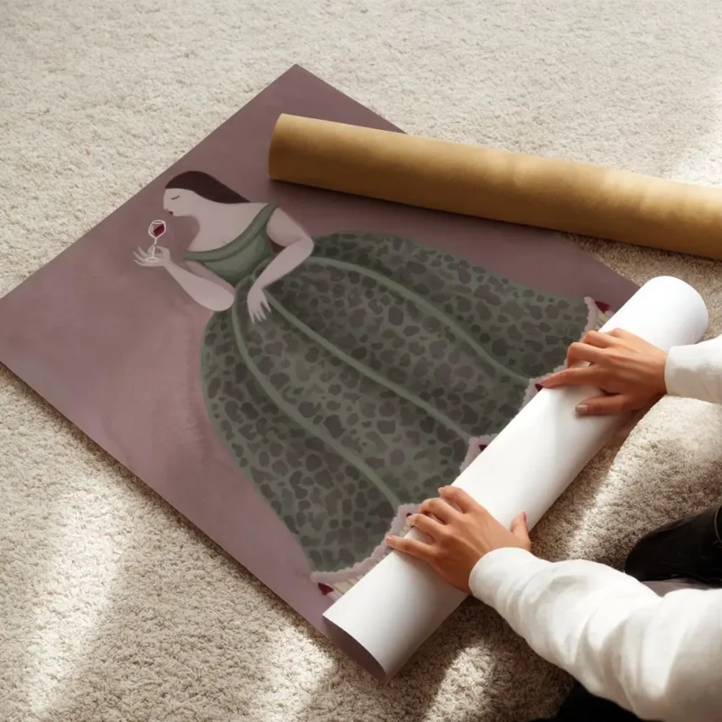 affiche audacieuse dessin de femme moderne en robe verte a franges sirotant du v enroule.webp