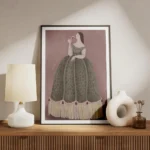 affiche audacieuse dessin de femme moderne en robe verte a franges sirotant du v meuble.webp