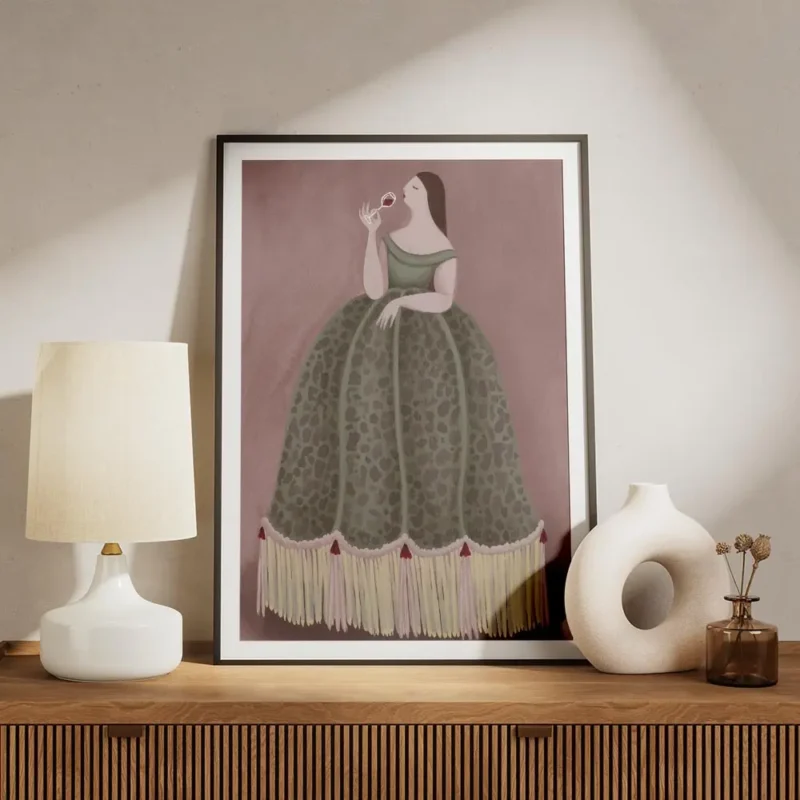 affiche audacieuse dessin de femme moderne en robe verte a franges sirotant du v meuble.webp