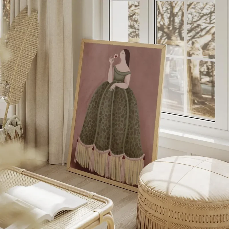 affiche audacieuse dessin de femme moderne en robe verte a franges sirotant du v salon beige.webp