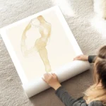 affiche auguste rodin figure de danseuse en tons beiges et dores sur un fond cla au sol.webp