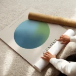 affiche aura energy gemeaux avec globe bleu et vert typographie gemeaux et symbo enroule.webp