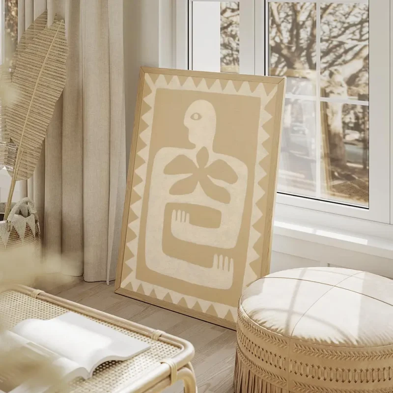 affiche aux couleurs beiges et blanc casse representant une silhouette humaine s salon beige.webp