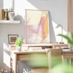 affiche aux couleurs douces et pastel rose jaune et orange avec des coups de pin bureau.webp