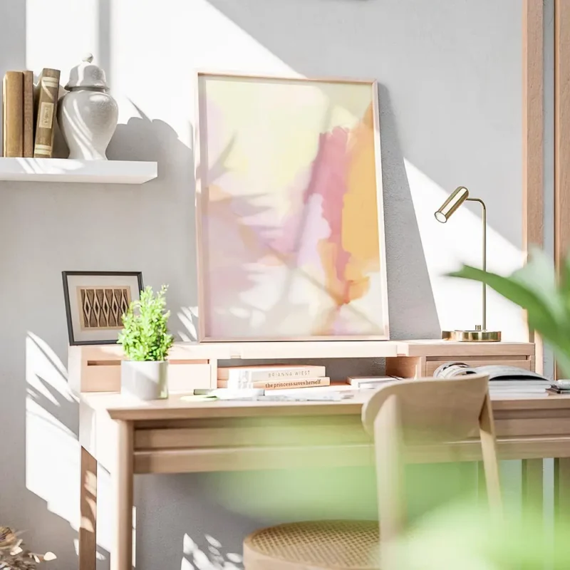 affiche aux couleurs douces et pastel rose jaune et orange avec des coups de pin bureau.webp