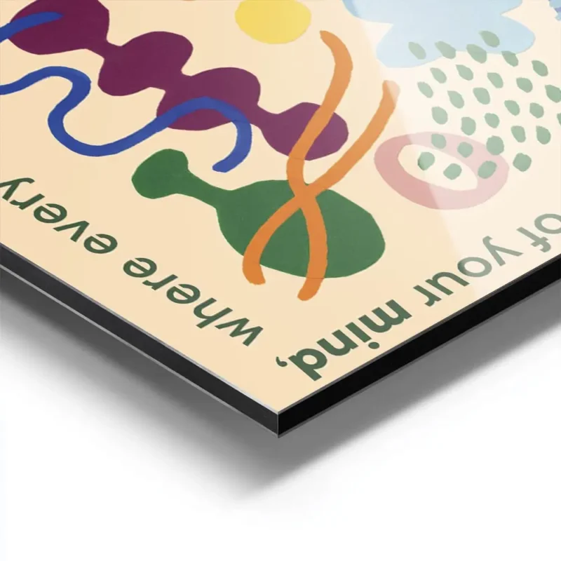 affiche aux formes abstraites et colorees sur fond jaune clair texte vert sur le aluminium.webp