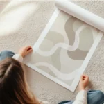 affiche aux formes abstraites et ondulees dans des tons de beige brun et blanc en rouleau.webp