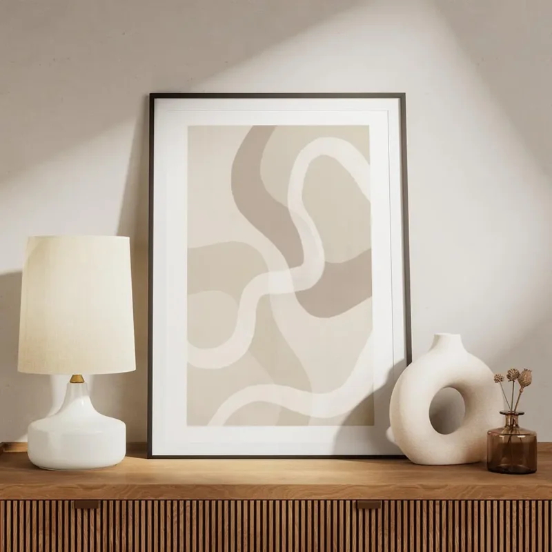 affiche aux formes abstraites et ondulees dans des tons de beige brun et blanc meuble.webp