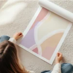 affiche aux formes douces et organiques avec des aplats de couleurs pastel comme en rouleau.webp