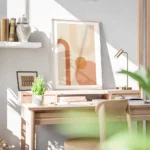 affiche aux formes geometriques orange et peche sur fond beige avec bordure blan bureau.webp
