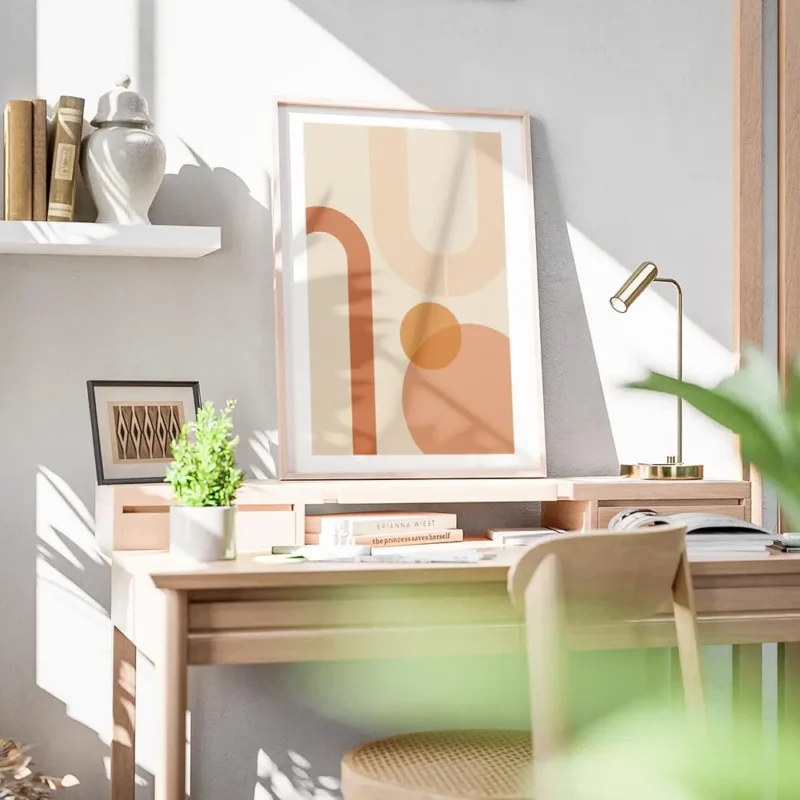 affiche aux formes geometriques orange et peche sur fond beige avec bordure blan bureau.webp