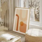 affiche aux formes geometriques orange et peche sur fond beige avec bordure blan salon beige.webp