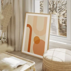 affiche aux formes geometriques orange et peche sur fond beige avec bordure blan salon beige.webp