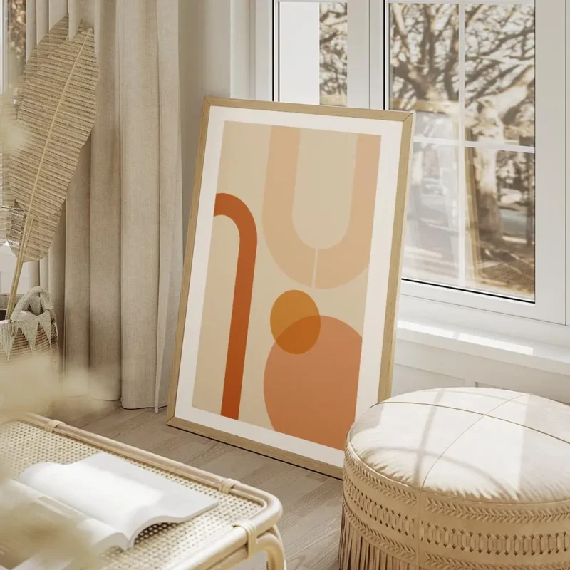 affiche aux formes geometriques orange et peche sur fond beige avec bordure blan salon beige.webp