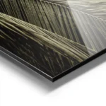 affiche aux teintes sombres representant des feuilles de palmier avec un jeu de aluminium.webp