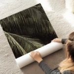 affiche aux teintes sombres representant des feuilles de palmier avec un jeu de au sol.webp