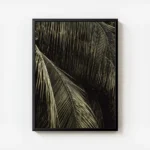 affiche aux teintes sombres representant des feuilles de palmier avec un jeu de avec cadre.webp