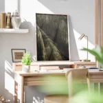 affiche aux teintes sombres representant des feuilles de palmier avec un jeu de bureau.webp