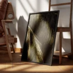 affiche aux teintes sombres representant des feuilles de palmier avec un jeu de encadre.webp