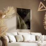 affiche aux teintes sombres representant des feuilles de palmier avec un jeu de salon.webp