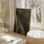 affiche aux teintes sombres representant des feuilles de palmier avec un jeu de salon beige.webp