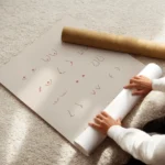 affiche avec 15 representations minimalistes de poitrines feminines de different enroule.webp