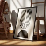 affiche avec arche abstraite en noir composee de lignes et forme noire sur fond encadre.webp