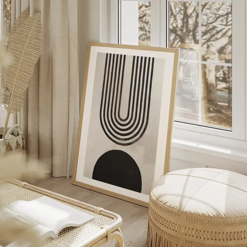 affiche avec arche abstraite en noir composee de lignes et forme noire sur fond salon beige.webp
