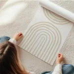 affiche avec arches peintes beiges sur fond clair style graphique moderne typogr en rouleau.webp