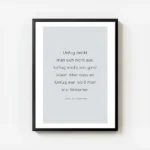 affiche avec citation de michel aus lonneberga en typographie noire sur fond gri avec cadre.webp