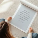 affiche avec citation de michel aus lonneberga en typographie noire sur fond gri en rouleau.webp