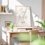 affiche avec citation soul full of love en calligraphie simple texte beige sur f bureau.webp