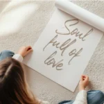 affiche avec citation soul full of love en calligraphie simple texte beige sur f en rouleau.webp