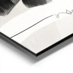 affiche avec coups de pinceau abstraits noirs et blancs et ligne noire sur fond aluminium.webp