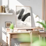 affiche avec coups de pinceau abstraits noirs et blancs et ligne noire sur fond bureau.webp