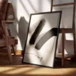 affiche avec coups de pinceau abstraits noirs et blancs et ligne noire sur fond encadre.webp